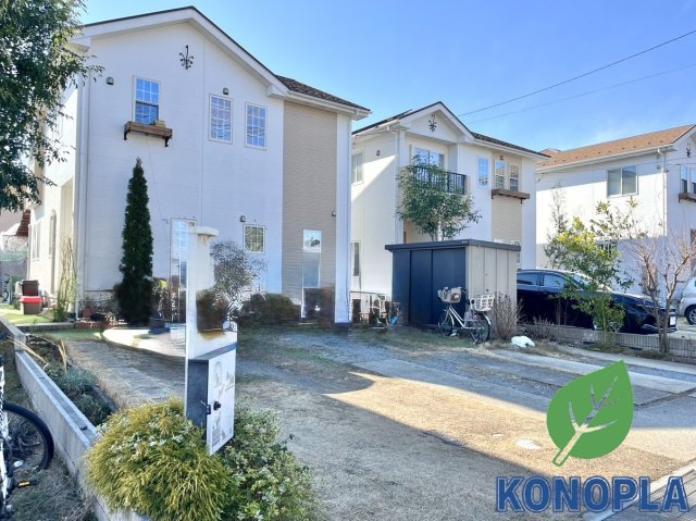 【中古戸建】邑楽郡大泉町吉田の外観|■外観｜外壁のアクセントカラーがシックな外観です。シンプルなデザインでありながらも「個性」を損なわず、お客様一人ひとりの暮らし方にフィットします。