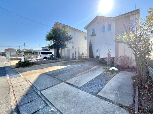 【中古戸建】邑楽郡大泉町吉田の外観|■外観｜窓の配置や、爽やかな白ベースの外観が清潔感をもたらします。まっさらなキャンバスのような家にこだわりを彩って…始めよう、あなただけの豊かな暮らし( ＾＾ )