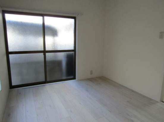 伸光ハイツ若宮のエントランス