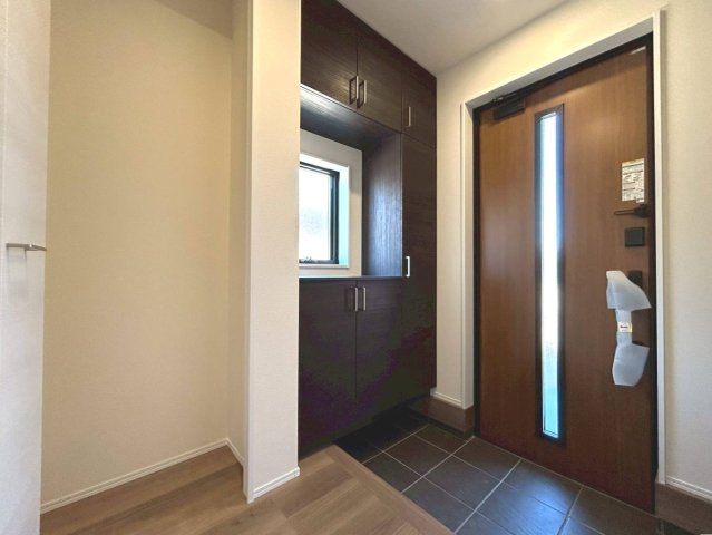 リーブルガーデン　江南市曽本町　全2区画分譲の玄関|大容量のシューズ収納付きで玄関周りもすっきり！玄関ドアからの光が玄関ホールを明るくしてくれます。