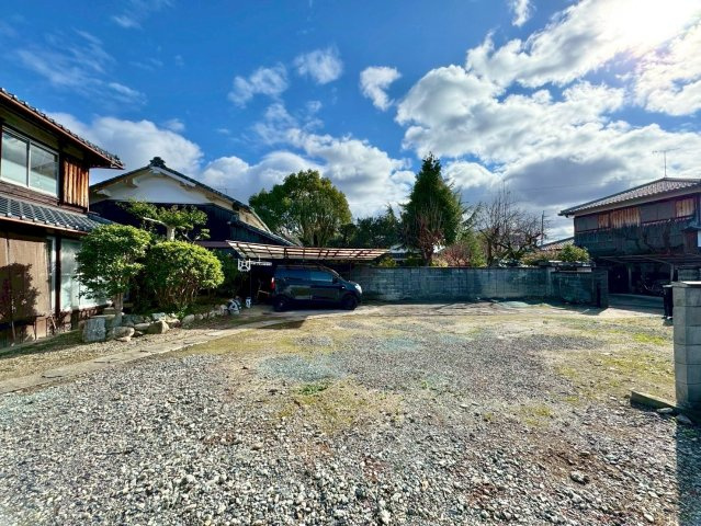 守山市播磨田町　中古戸建ての外観|敷地広々約98坪。家庭菜園やドッグランなど、使い道さまざまです。