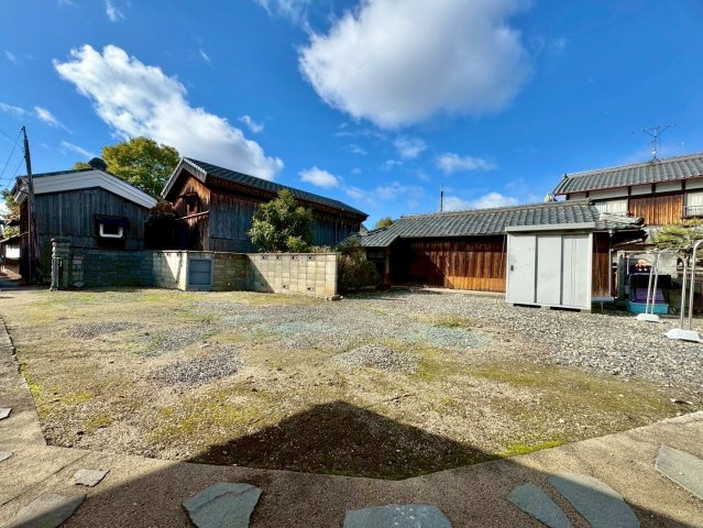 守山市播磨田町　中古戸建ての外観|コンビニやスーパーなど、便利なお買い物施設が徒歩圏内に揃っています。