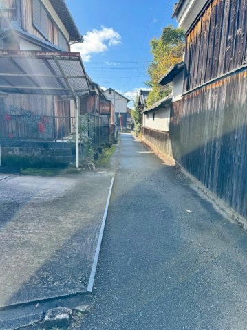 守山市播磨田町　中古戸建ての前面道路含む現地写真|風情のある古民家に、快適さをプラスしたお住まいです。