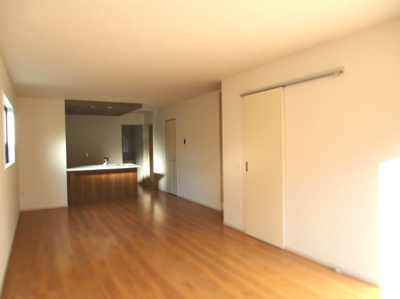 【居間・リビング】 | Terrechez奥田1期1号棟 | 広めのリビングで家族の団結力も高まります