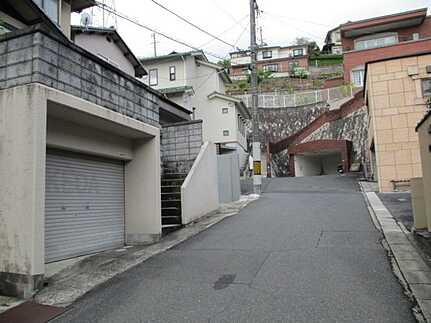 西区三滝本町１丁目の前面道路含む現地写真