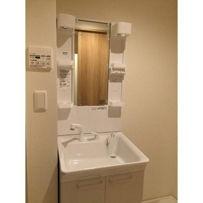 【洗面所】 | アムール雫 | 明るい洗面所です