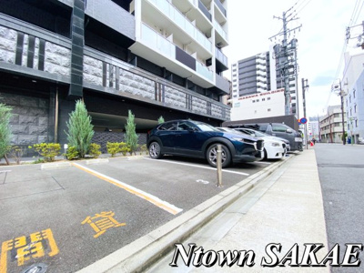 【駐車場】 | プレサンスSAKAEフロント | 駐車場があるので、車を買う予定の方も安心です