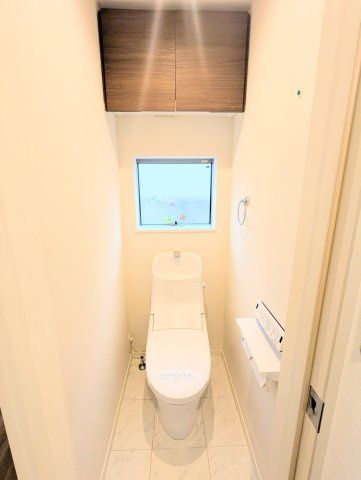 葛飾区新宿５丁目の戸建のトイレ|～吊戸棚付きのトイレ写真～