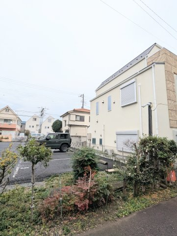 葛飾区新宿５丁目の戸建の外観|道路×道路×駐車場に面してます