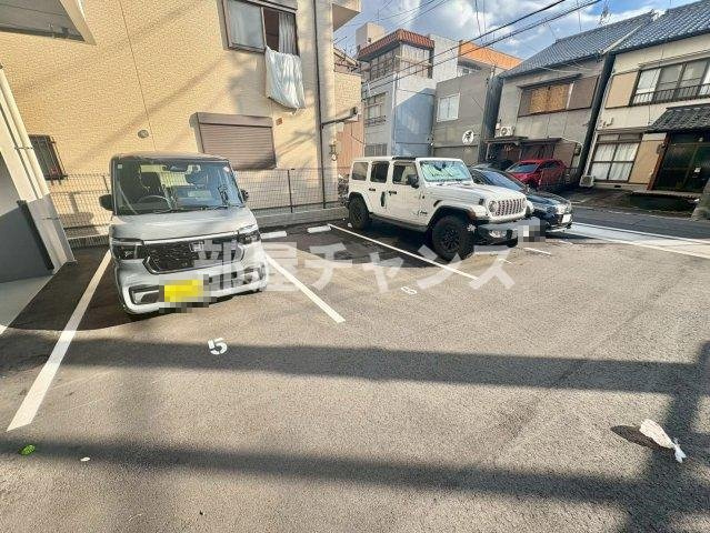 プレサンス名古屋菊井セルカの駐車場