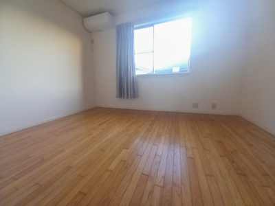 【洋室】 | ロングアイランド | 南側　約6帖