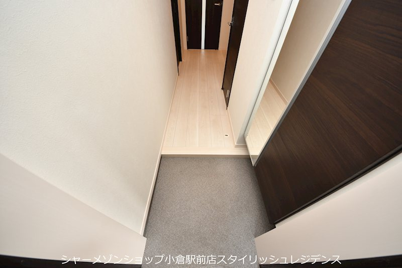 内山神岳ビルの玄関