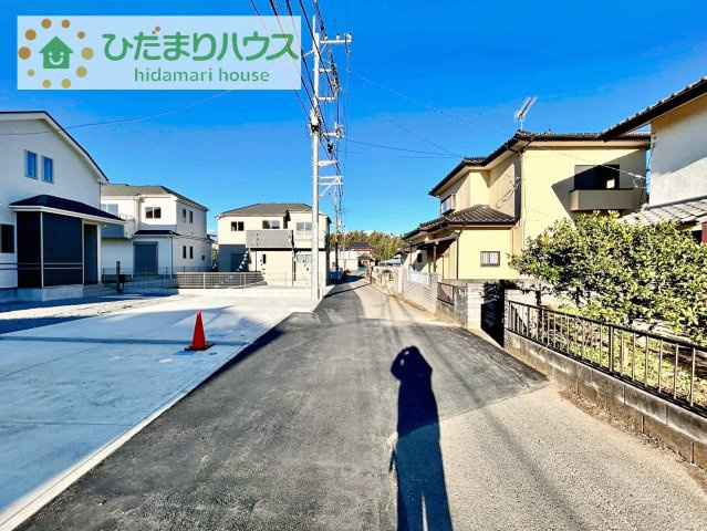 【前面道路含む現地写真】 | 土浦市烏山4丁目　新築戸建　D号棟 | 周辺には高い建物がないため、お庭には太陽の光が降り注ぎます♪