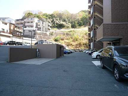 ヴィラージュ海田東棟の駐車場