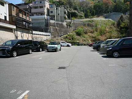 ヴィラージュ海田東棟の駐車場