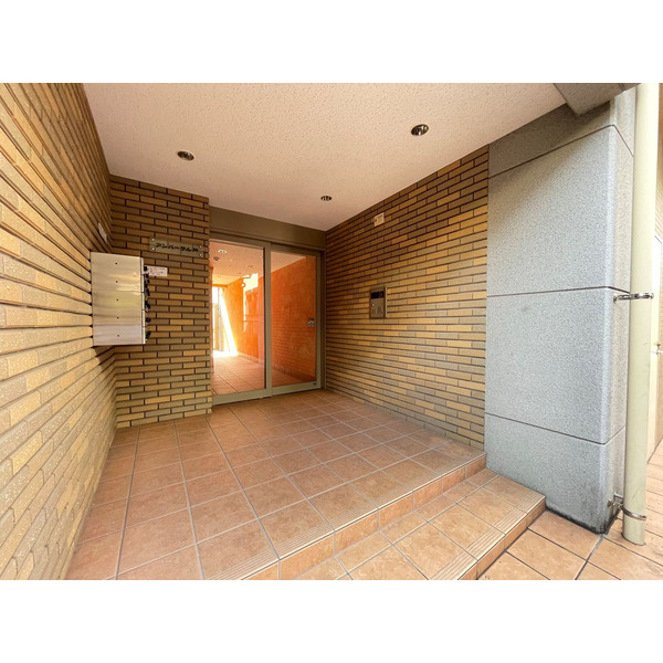 福岡市西区橋本２丁目の賃貸マンションのエントランス
