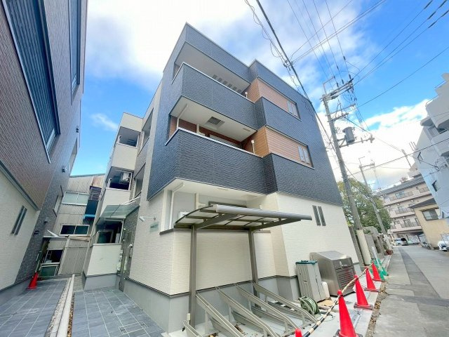 フジパレス十三イーストの外観