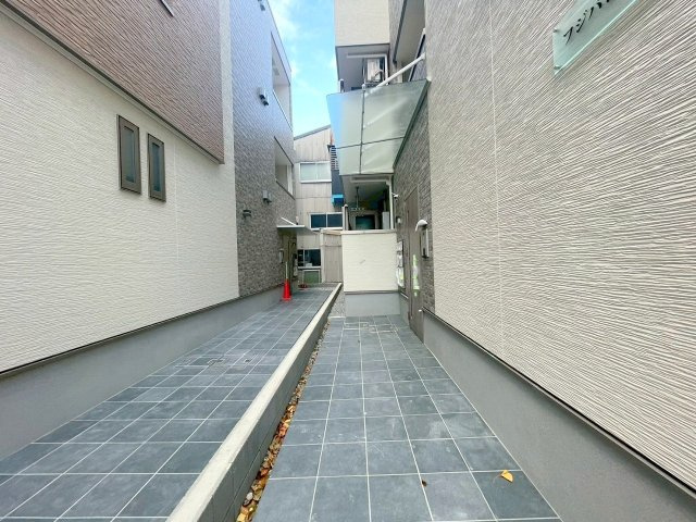 フジパレス十三イーストのエントランス