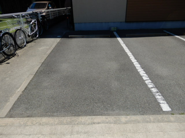 メゾンヴィサージュの駐車場