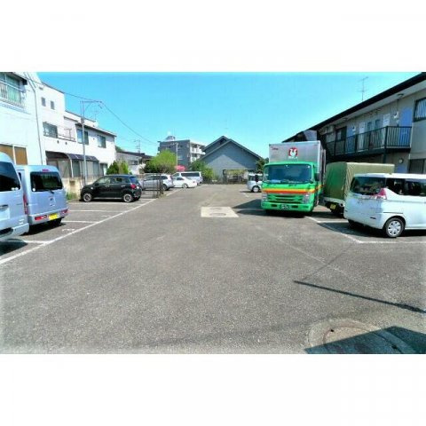 ウィングコートの駐車場