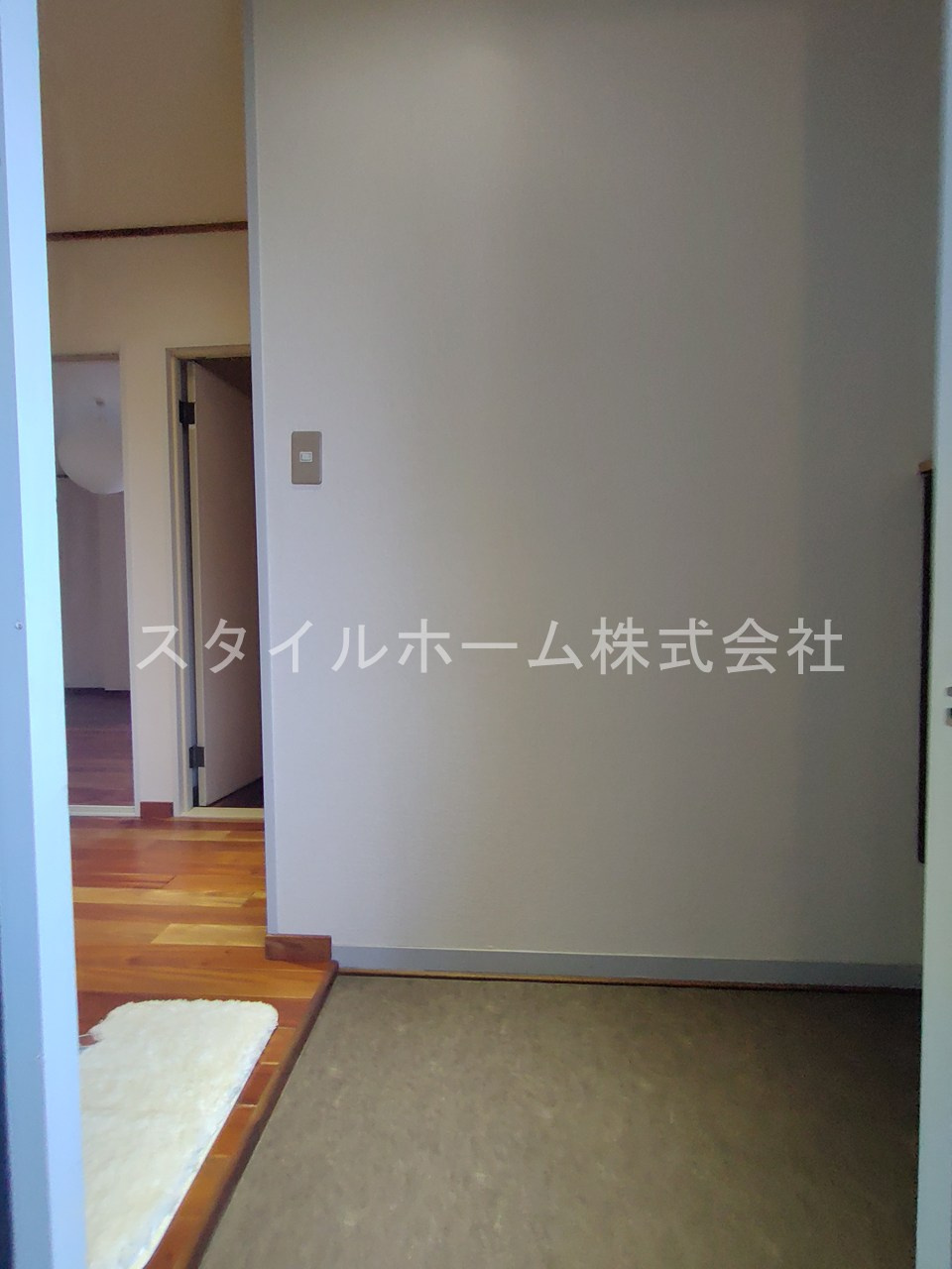 ユトリロ新栄 B棟の玄関