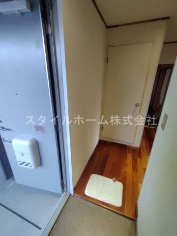 ユトリロ新栄 B棟の玄関