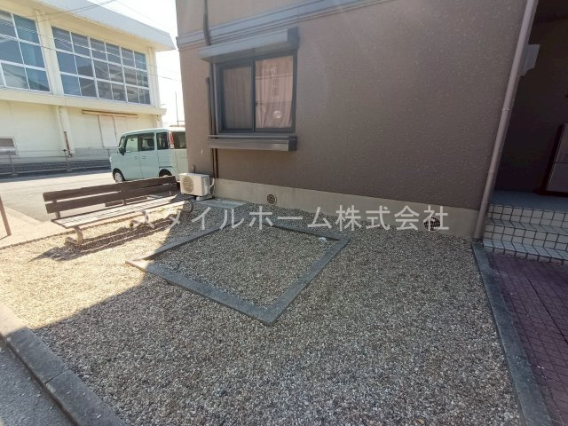 ユトリロ新栄 B棟の庭
