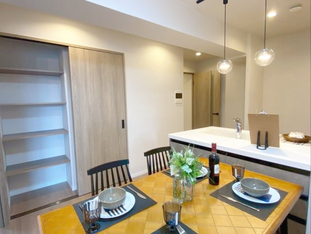 アクロス博多セントラルパークのキッチン|LDKの荷物をスッキリ整理できる収納があります！