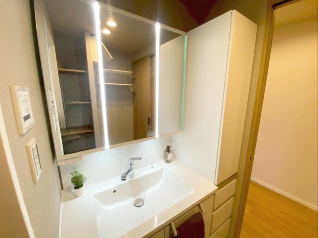 アクロス博多セントラルパークの独立洗面台|広々鏡で身支度捗る三面鏡タイプの洗面化粧台です！