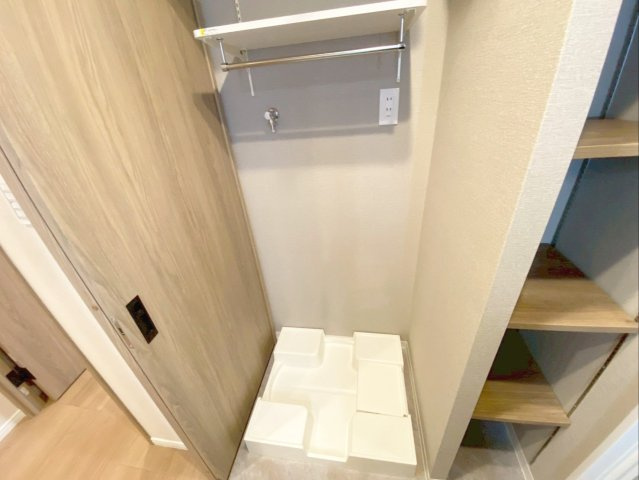 アクロス博多セントラルパークのランドリースペース|室内洗濯機置場です！可動棚が備え付けられています！