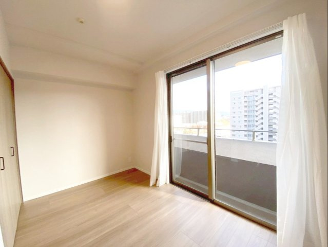 アクロス博多セントラルパークの洋室|バルコニー直結で明るく、開放的な印象のお部屋です！