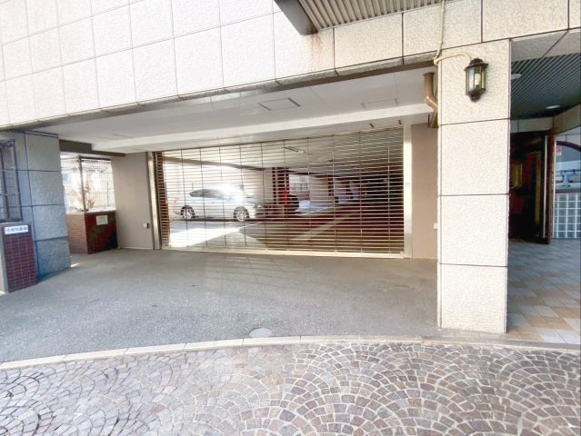 アクロス博多セントラルパークの駐車場|防犯性と開放感を両立するグリルシャッター付きです！