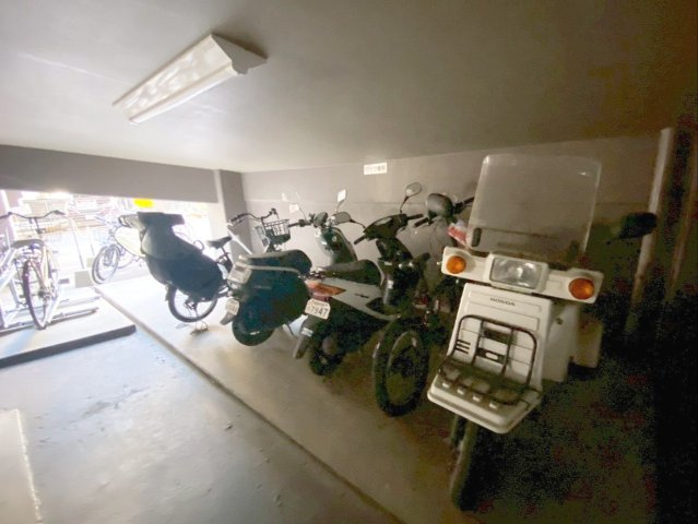 アクロス博多セントラルパークの駐輪場|バイク置場使用料：500～3000円／月（※排気量による）