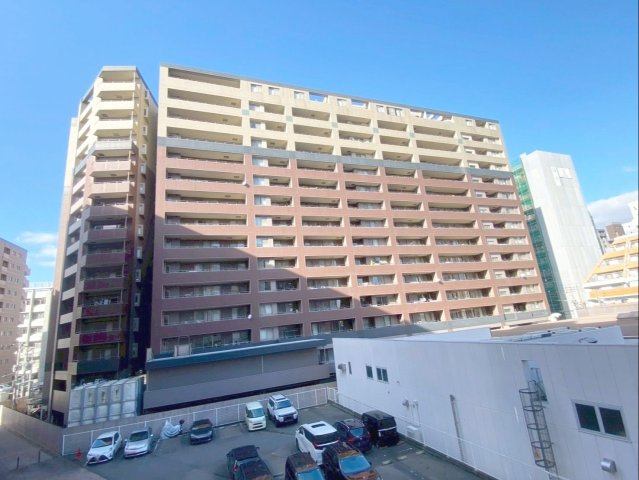 アクロス博多セントラルパークの外観|マンションの入り口は段差が少なくフラットで、車椅子やベビーカーの通行もスムーズです！