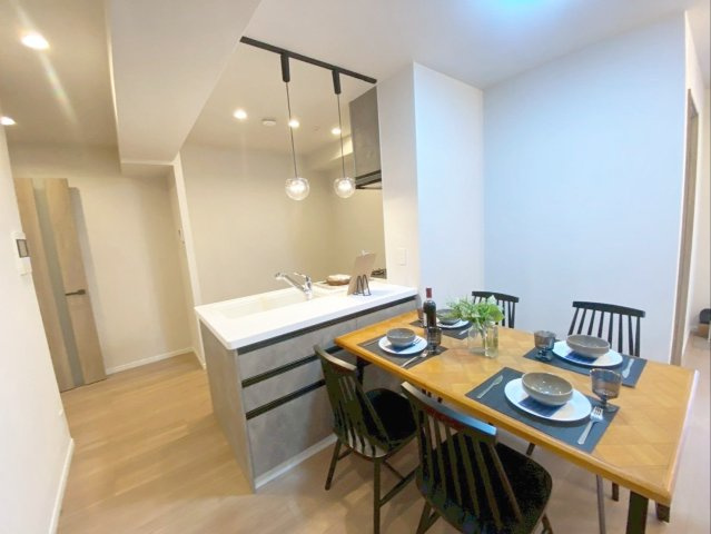 アクロス博多セントラルパークのキッチン|対面式キッチンは、家族との会話を楽しみながら家事ができます！