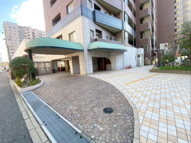 アクロス博多セントラルパークの外観|マンションの入り口は段差が少なくフラットで、車椅子やベビーカーの通行もスムーズです！