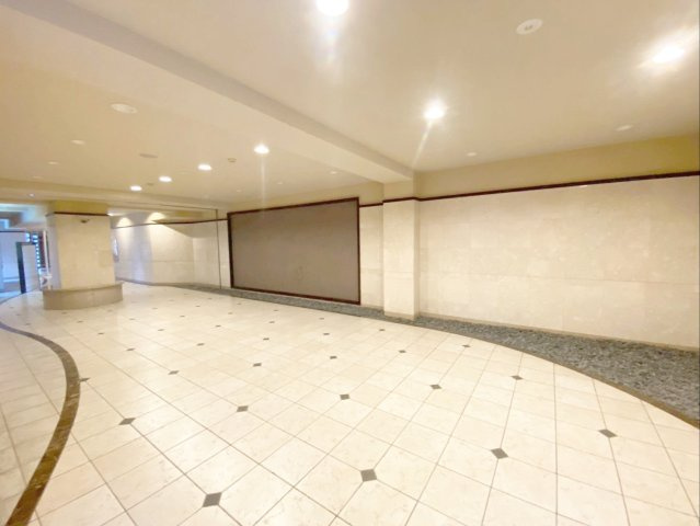 アクロス博多セントラルパークのエントランス|明るく開放的な印象のエントランスホールです！清潔に管理されています！