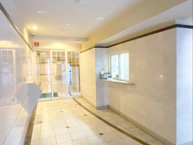 アクロス博多セントラルパークのエントランス|エントランスには受付やオートロックがあります！安心感が増しますね！