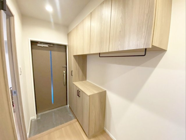 アクロス博多セントラルパークの玄関|収納スペース豊富な玄関！玄関収納にはハンガーラックが付いています！