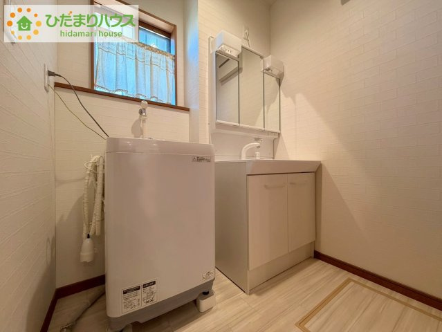 Grace Living 日立｜東大沼町3丁目　中古戸建の独立洗面台|三面鏡の大きな鏡は憧れます(^^♪ 鏡の後ろは収納となっていて、細かいものでも収納できるのでスッキリと整理できます！