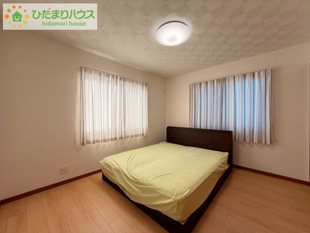 日立市東大沼町3丁目　中古戸建の寝室|２面採光の、明るい洋室は、両方の窓を開ければ通風もしっかりとでき、室内の環境を快適に保ちます。住宅街ですので、窓を開けていても、騒音の心配が少ないのもメリットです。													