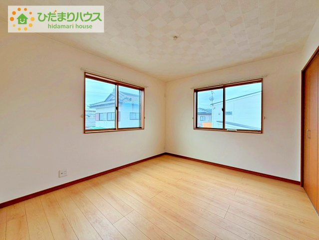 Grace Living 日立｜東大沼町3丁目　中古戸建の寝室|２面採光の、明るい洋室は、両方の窓を開ければ通風もしっかりとでき、室内の環境を快適に保ちます。住宅街ですので、窓を開けていても、騒音の心配が少ないのもメリットです。													