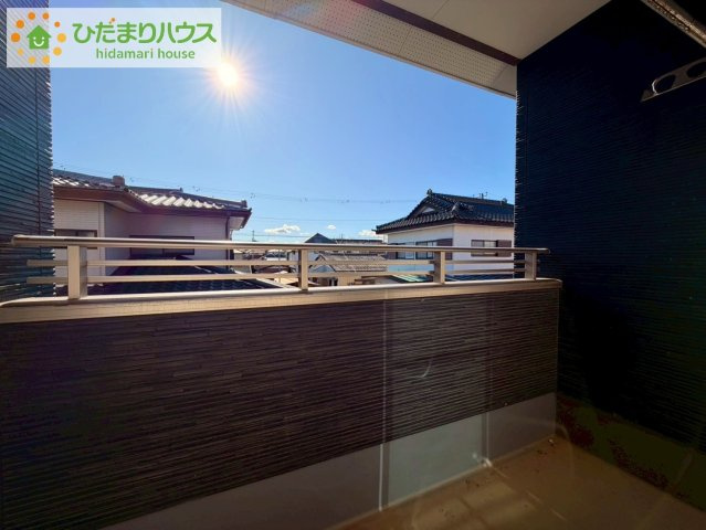 Grace Living 日立｜東大沼町3丁目　中古戸建のバルコニー|外からの視線を気にしにくいインナーバルコニー。洗濯物干しはもちろん、お子様の遊び場やご家族のくつろぎスペースとしても活躍する、暮らしにゆとりをもたらす空間です。										