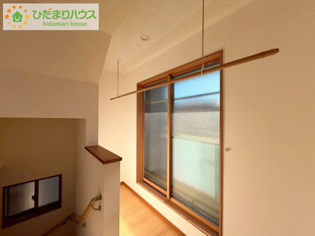 Grace Living 日立｜東大沼町3丁目　中古戸建の内装|2階にホスクリーン付き。Z空調（家全体を一定温度に保つ全館空調）搭載で、室内干しでも洗濯物が乾きやすい住まいです。