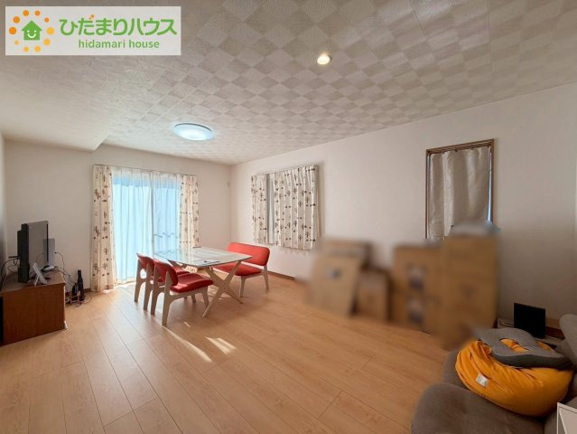 日立市東大沼町3丁目　中古戸建の居間・リビング|"南側にお庭があり、明るく開放感のあるリビング。
昼間は、電気いらずでエコ+節約にもなります。"