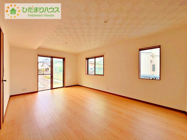 Grace Living 日立｜東大沼町3丁目　中古戸建の居間・リビング|南側にお庭があり、明るく開放感のあるリビング。
全館空調「Z空調」採用で、家中を快適な温度に保ちます。調湿・消臭機能付き天井材により、生活臭やペット臭を軽減し、ご家族もペットも快適に過ごせる空間です。