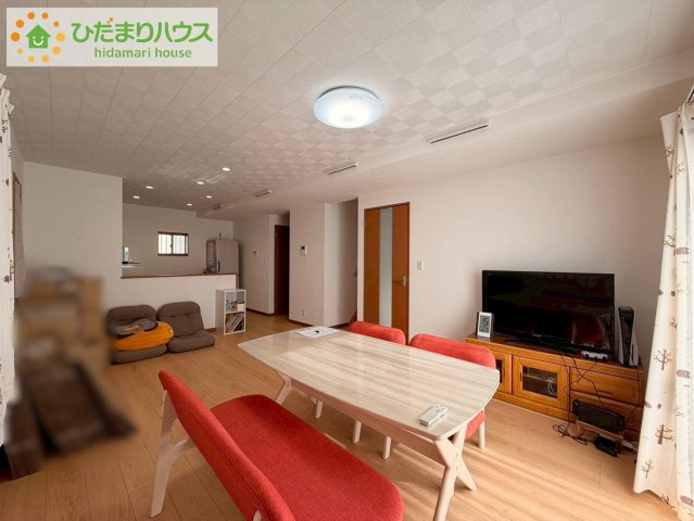 日立市東大沼町3丁目　中古戸建の居間・リビング|室内においても元気なお子様の成長を見守る、広々としたリビング・ダイニングスペース。南向きの暖かな日差しがさしこみ、家族が自然と集うスペースです。													