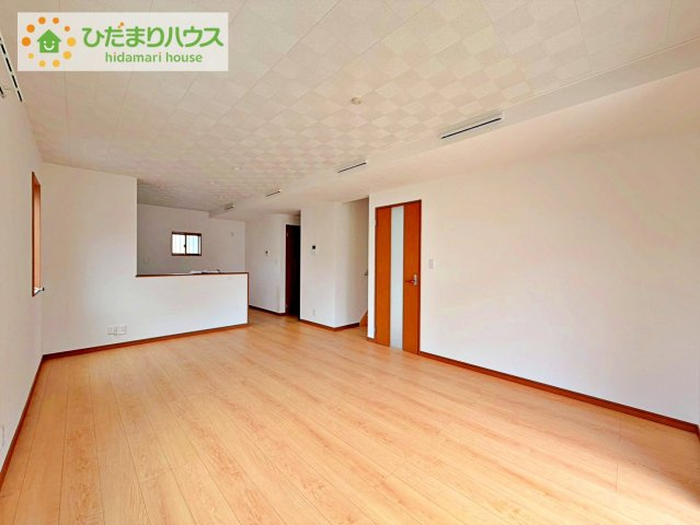 Grace Living 日立｜東大沼町3丁目　中古戸建の居間・リビング|全館空調「Z空調」採用。各居室にエアコンを設置する必要がなく、室内を一年中快適な温度に保ちます。見た目もすっきりとした開放感のあるリビングです。