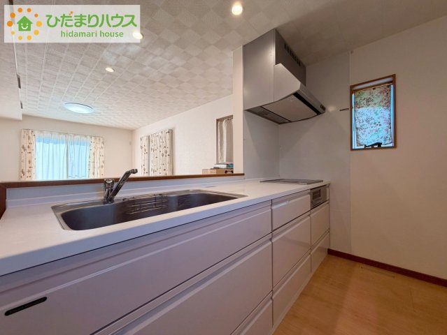 日立市東大沼町3丁目　中古戸建のキッチン|『料理中も子供の成長を見逃さない』。使いやすくスタイリッシュなカウンターキッチンには、その開放感もさることながら『お子様を見守りながら』の安心感があります。													