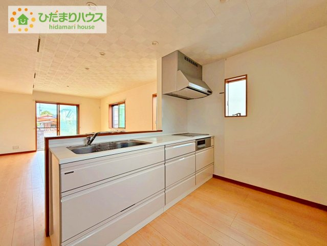 Grace Living 日立｜東大沼町3丁目　中古戸建のキッチン|『料理中も子供の成長を見逃さない』。使いやすくスタイリッシュなカウンターキッチンには、その開放感もさることながら『お子様を見守りながら』の安心感があります。													